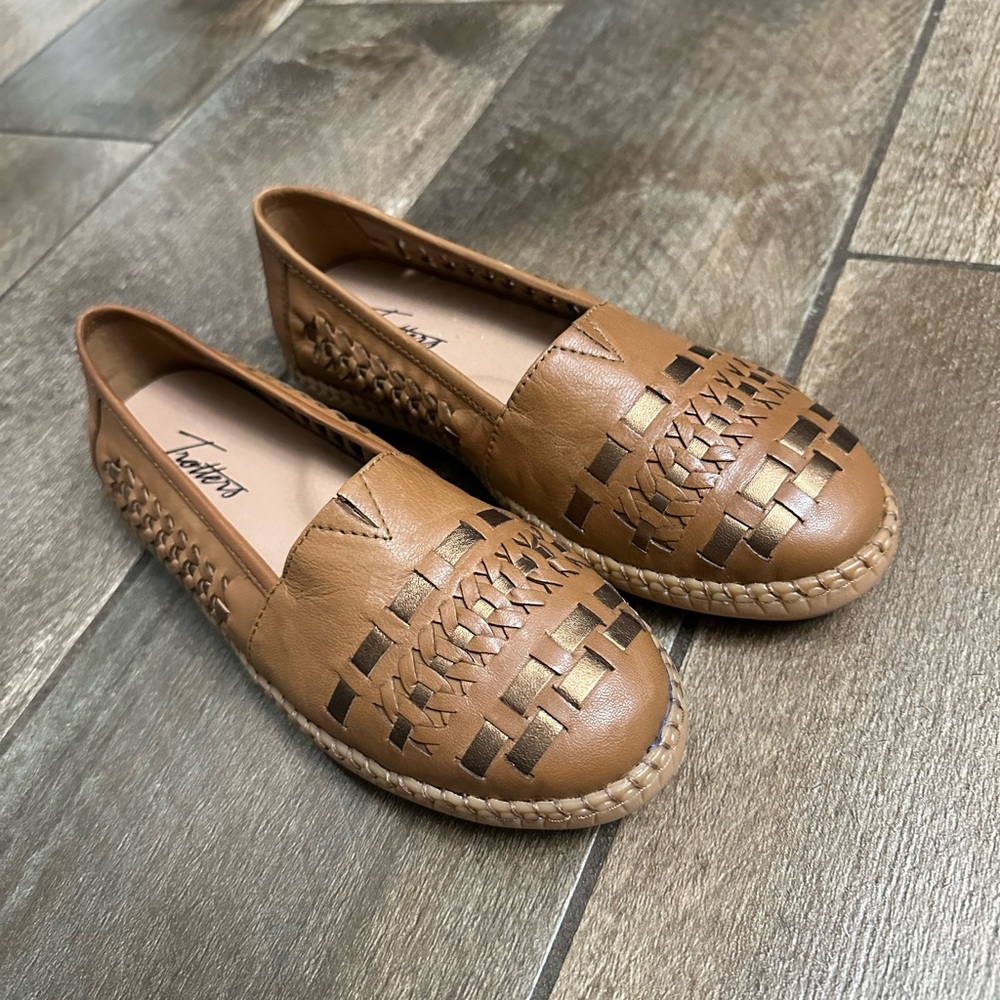 WOMEN'S TROTTERS RORY SLIP-ON SHOES. great condition! Size 6.5 color Tan